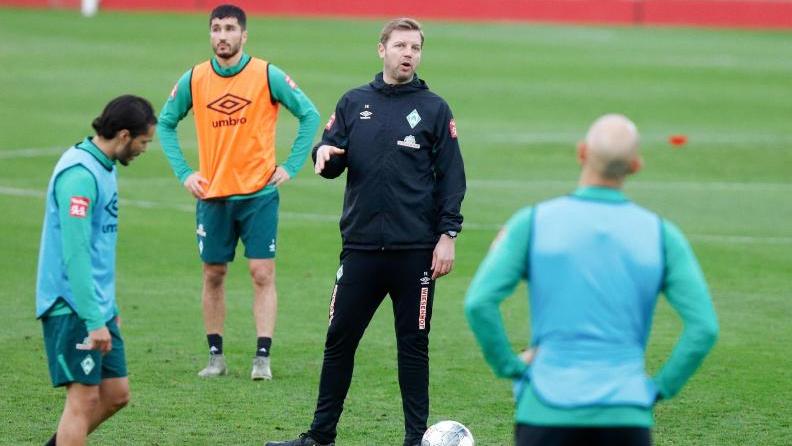 Gönnt den Spielern im Trainingslager auf Mallorca auch Freizeit: Werder-Bremen-Trainer Florian Kohfeldt (M.)