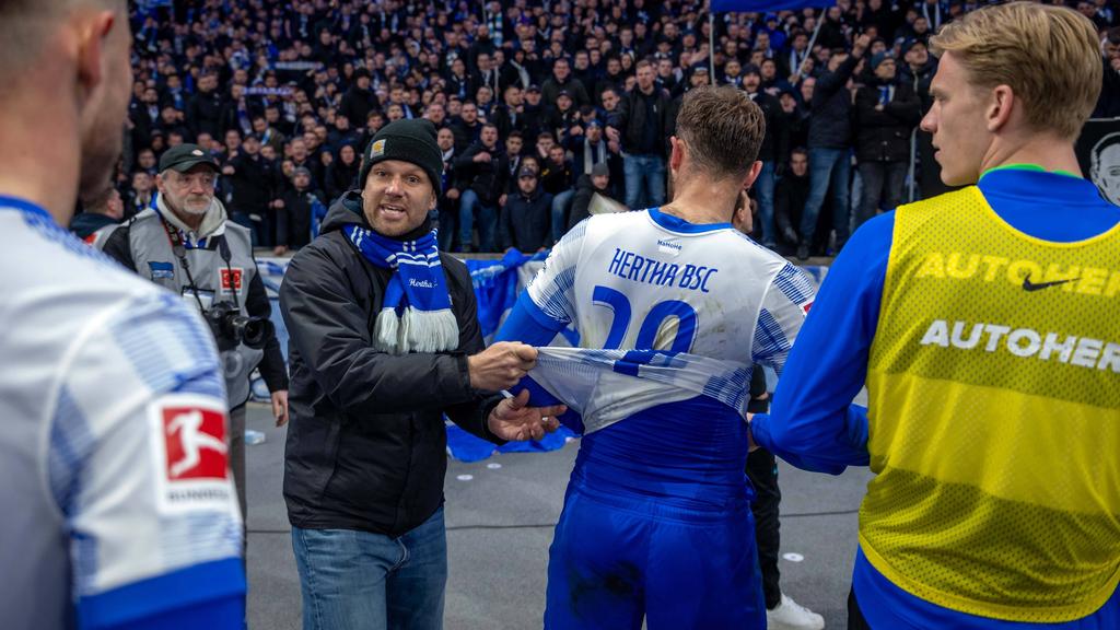 Hertha-Anhänger forderten die Profis zur Rückgabe ihrer Trikots auf Hertha-Anhänger forderten die Profis zur Rückgabe ihrer Trikots auf