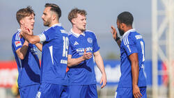 Derry Murkin (2.v. r.) blieb dem FC Schalke 04 treu