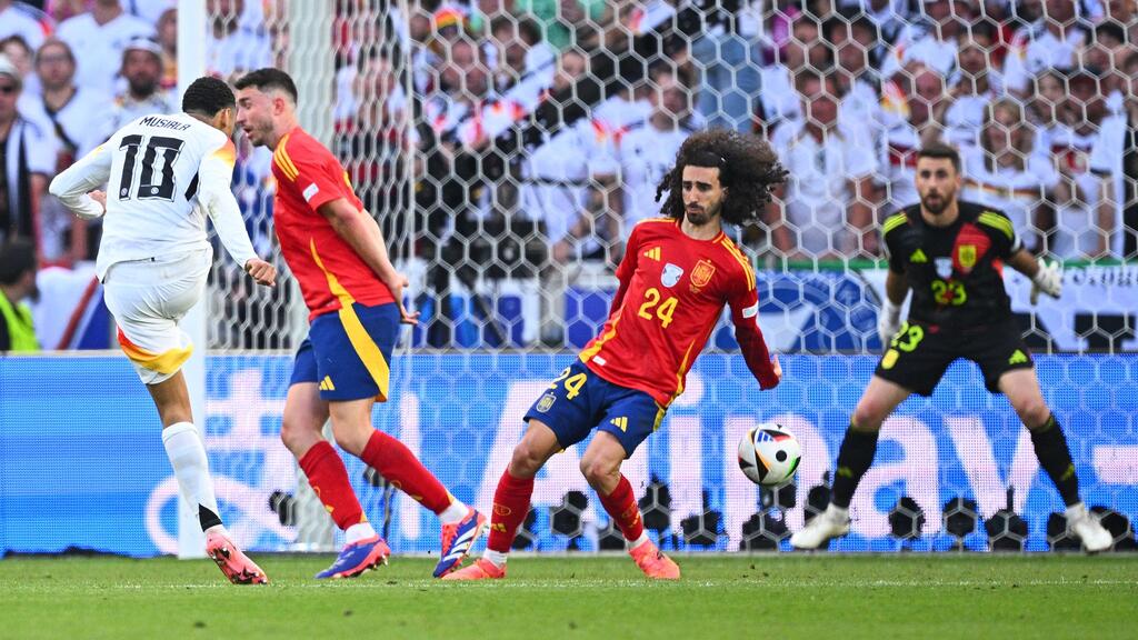 Der Ball schlägt an die Hand von Spaniens Marc Cucurella