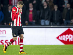 Santiago Arias ontvangt zijn tweede gele kaart en wordt tijdens de wedstrijd PSV - Willem II van het veld gestuurd. (09-04-2016)