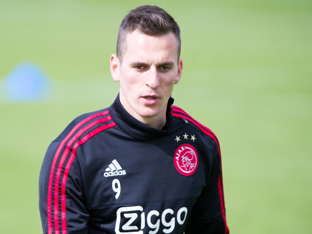Arkadiusz Milik komt even op adem tijdens een training van Ajax. (08-04-2016)