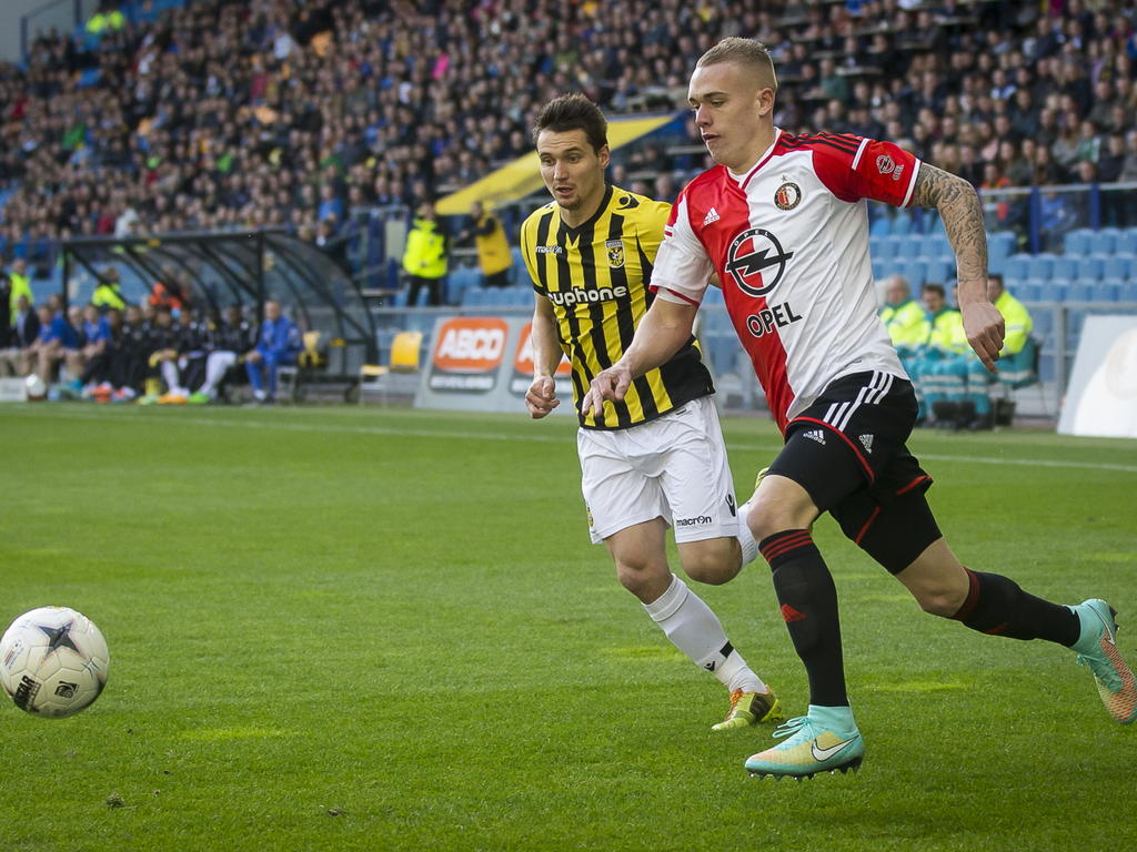 Rick Karsdorp gaat met een versnelling Denys Oliynyk voorbij tijdens Vitesse-Feyenoord in de Eredivisie. (09-11-14)