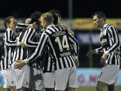 Na de 1-0 van Achilles '29 tegen SC Telstar komen de spelers van de formatie uit Groesbeek bij elkaar om de goal te vieren. (02-03-2015)