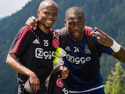 Thulani Serero (l.) en André Onana zoeken elkaar op tijdens het trainingskamp van Ajax in Oostenrijk. (02-07-2015)