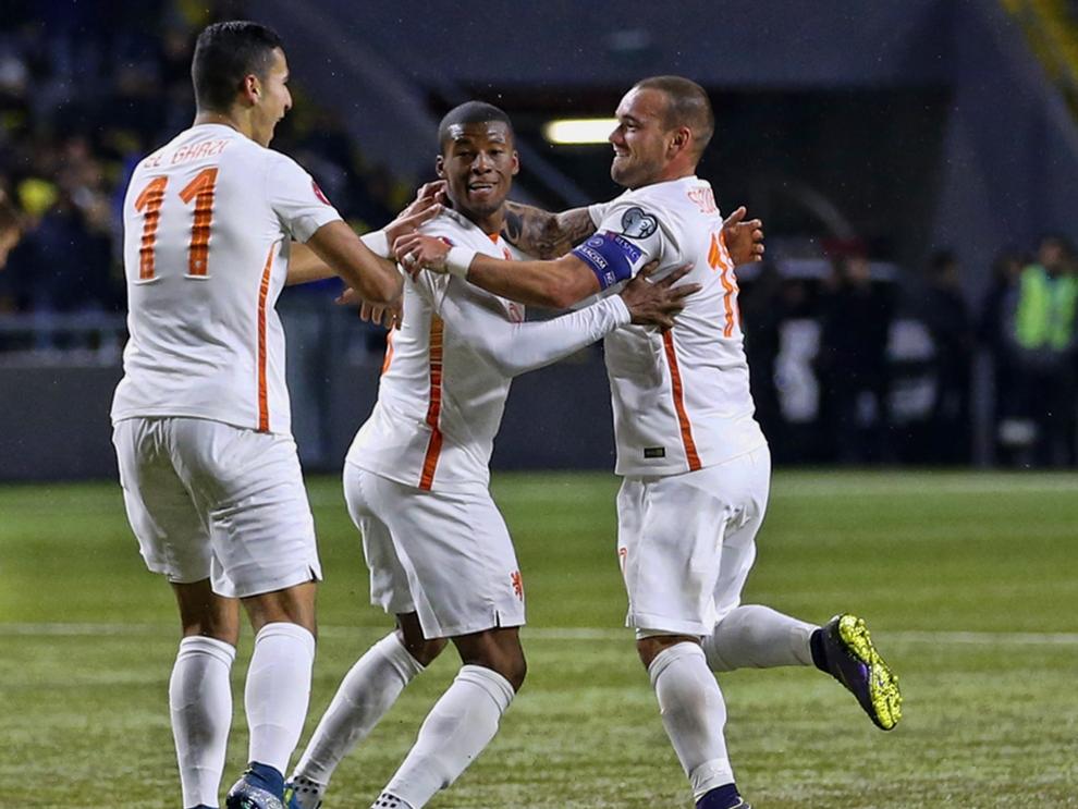 Wijnaldum (cen.) celebra su gol con El Ghazi y Sneijder. (Foto: ProShots)