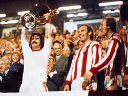 Gerd Müller levanta la Copa de Europa tras ganar al Atlético en la final de 1974. (Foto: Imago)