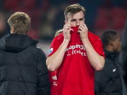 FC Twente-verdediger Peet Bijen verlaat teleurgesteld het veld van de Grolsch Veste na de 1-3 nederlaag tegen PSV. (24-10-2015)