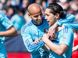 Anass Achahbar (r.) krijgt de felicitaties van Karim El Ahmadi (l.) na zijn treffer tijdens het competitieduel Willem II - Feyenoord (01-05-2016).