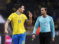 Zlatan Ibrahimović protesta al árbitro en un partido con Suecia. (Foto: ProShots)