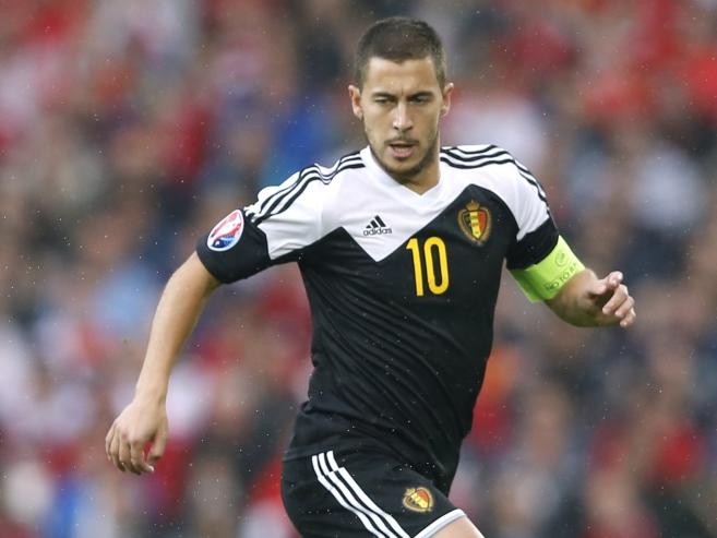 Eden Hazard dribbelt met de bal naar voren tijdens de EK-kwalficiatiewedstrijd Wales - België. (12-06-2015)