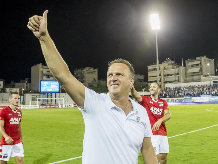 John van den Brom is opgelucht na afloop van PAS Giannina-AZ. De Alkmaarders bereiken de play-offs van de Europa League. (04-08-2016)