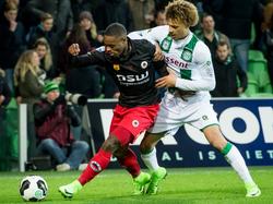 Desevio Payne (r.) probeert de bal te ontfutselen van Terrel Ondaan (l.) tijdens het duel tussen FC Groningen en Excelsior. (04-02-2017)