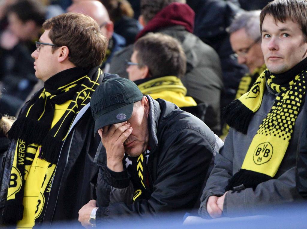 Aficionados del Dortmund tras conocer la noticia del atentado (Foto: Getty)