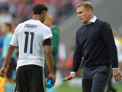 Stefan Kuntz (r.) liegt mit seiner U21 auf Halbfinalkurs