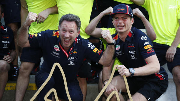 Christian Horner und Max Verstappen jubeln über den Sieg in Spielberg Christian Horner und Max Verstappen jubeln über den Sieg in Spielberg