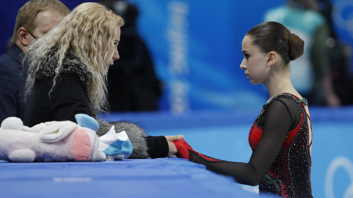 Kamila Valieva und Trainerin Eteri Tutberidze bei den Olympischen Spielen in Peking