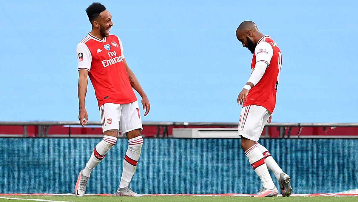 Pierre-Emerick Aubameyang (li) schnürte gegen Manchester City einen Doppelpack Pierre-Emerick Aubameyang (li) schnürte gegen Manchester City einen Doppelpack