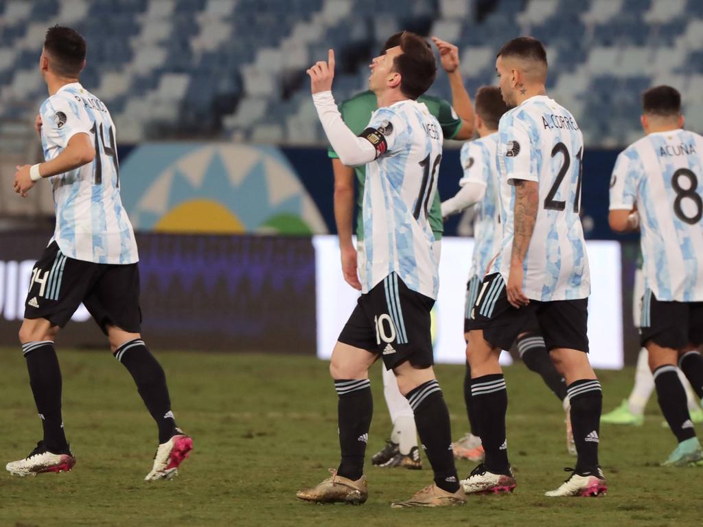 Messi celebra un gol ante Bolivia en noche perfecta para Argentina.