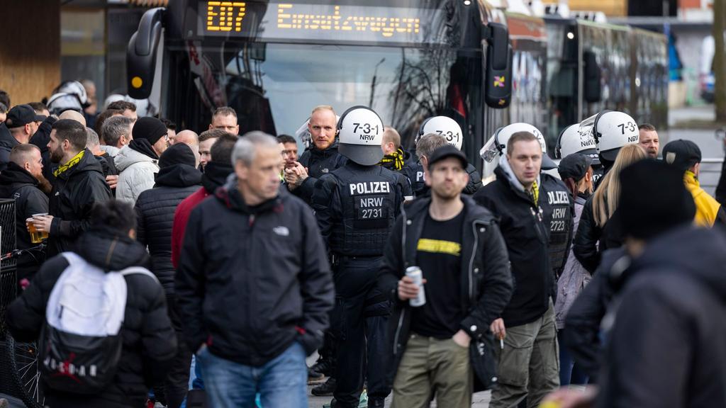 BVB-Fans und Polizisten am Gelsenkirchener Hauptbahnhof vor dem Derby beim FC Schalke 04