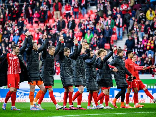 Der SC Freiburg bedankt sich nach dem Spiel bei den Fans für die Unterstützung