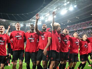 Leverkusens Spieler feiern mit den Fans nach der Partie