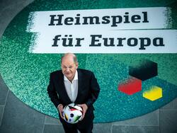 Bundeskanzler Olaf Scholz freut sich über den gelungenen EM-Auftakt des DFB-Teams