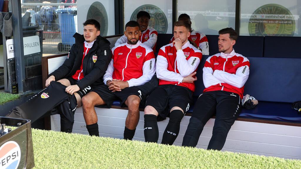 Josha Vagnoman (2.v.l.) und Pascal Stenzel (r.) droht das Aus beim VfB Stuttgart Josha Vagnoman (2.v.l.) und Pascal Stenzel (r.) droht das Aus beim VfB Stuttgart