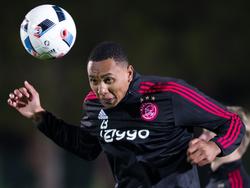 Kenny Tete kopt de bal tijdens de eerste trainingsdag van Ajax. De Amsterdammers zoeken de zon op in Turkije tijdens de winterstop van het seizoen 2015/2016. (04-01-2016)