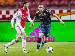 Sam Hendriks (l.) wil het spel tijdens de wedstrijd Jong Ajax - Go Ahead Eagles verleggen. Xandro Schenk (r.) zit de Ajacied op de huid. (15-02-2016)