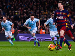 Messi pasa a un compañero desde el punto de penati. (Foto: Getty)