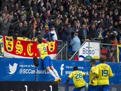 Martijn Barto viert zijn treffer met het publiek tijdens SC Cambuur - PEC Zwolle. (16-2-2014)
