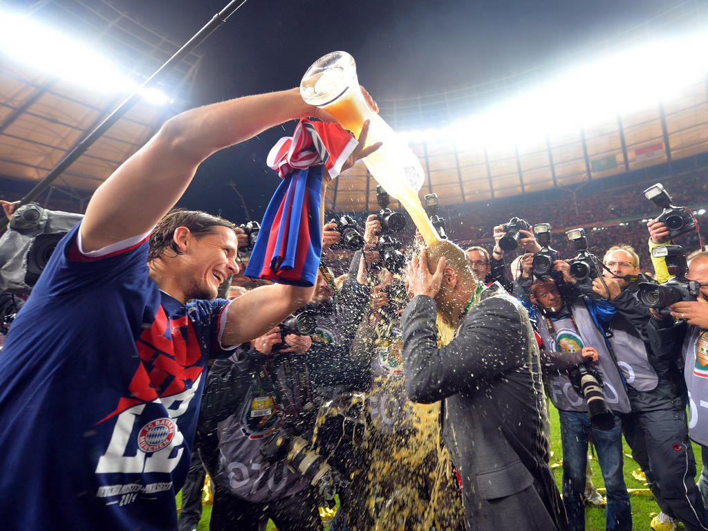 Daniel Van Buyten (l.) viert de bekerwinst met een bierdouche voor Josep Guardiola (r.) na afloop van Borussia Dortmund - Bayern München. Voetbal.com Foto van de Week. (17-5-2014