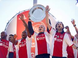 Ajax-spelers vieren feest na het 33e kampioenschap in haar bestaan. 