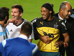 De lookalike van Ronaldinho dook ineens op tijdens een training van Argentinië. Voetbal.com Lookalike van de Maand. (11-6-2014)