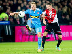 Sven van Beek (r.) probeert Rick ten Voorde (l.) de bal af te pakken tijdens Feyenoord - FC Dordrecht. (22-11-2014)