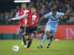Jean-Paul Boëtius (m.) komt behendig langs Jeffry Fortes (r.) in de competitiewedstrijd Feyenoord - FC Dordrecht. (22-11-2014)