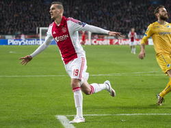 Arkadiusz Milik loopt juichend weg nadat hij voor Ajax heeft gescoord tegen APOEL Nicosia. (10-12-2014). 