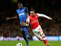 Geoffrey Kondogbia (l.) van AS Monaco doet alles om Arsenal-middenvelder Santi Cazorla van de bal te houden in de achtste finale van de Champions League. (25-02-2015)