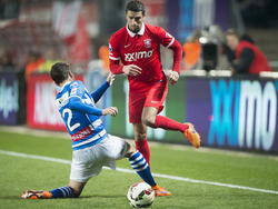 FC Twente-aanvaller Youness Mokhtar (r.) snelt langs Zwollenaar Bram van Polen (l.) in de halve finale van de KNVB Beker. (07-04-2015)
