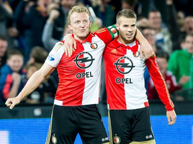 Bart Nieuwkoop (r.) schiet via Dirk Kuyt (l.) de 2-1 van Feyenoord tegen AZ binnen. De jonge verdediger krijgt een assist achter zijn naam, aanvoerder Kuyt de goal. (25-10-2015)