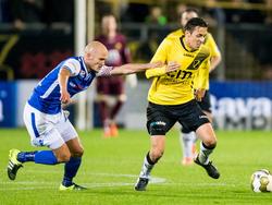 Uroš Matić (r.) wurmt zich los van Maarten Boddaert, die met zijn arm de Serviër wil tegenhouden tijdens NAC Breda - FC Den Bosch. (20-11-2015)