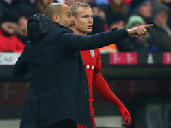 Pep Guardiola (l.) setzte Sebastian Rode oft als Joker ein