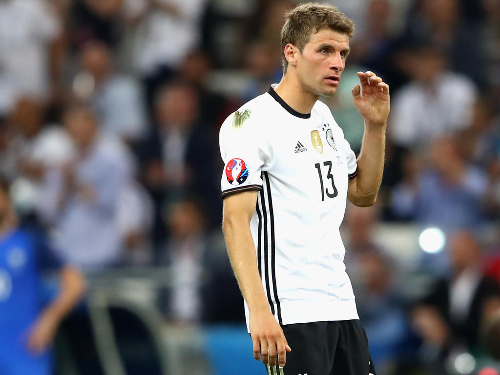 Een teleurgestelde Thomas Müller na afloop van de met 0-2 verloren halve finale tussen Duitsland en Frankrijk. (07-07-2016)