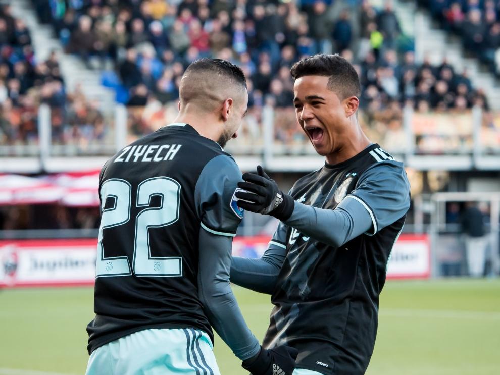 Hakim Ziyech heeft Ajax op een 2-0 voorsprong gezet tegen PEC Zwolle. De middenvelder viert dat feest met Justin Kluivert. (15-01-2017)
