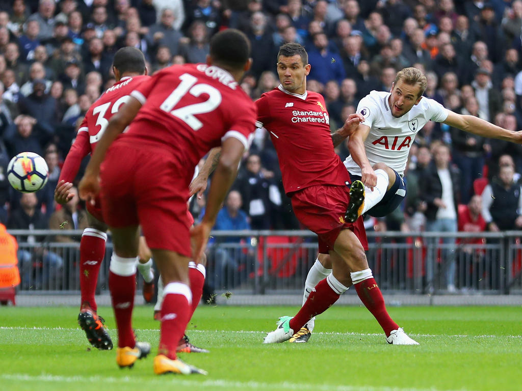 Kane saca un lanzamiento a puerta ante la pasividad del Liverpool. (Foto: Getty)