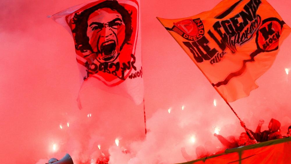 Im Fanblock von Dynamo Dresden wurde massiv Pyrotechnik gezündet