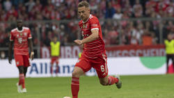 Joshua Kimmich läuft beim FC Bayern vor der Abwehr auf
