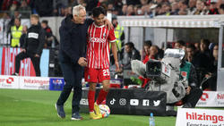 Freiburg-Coach Christian Streich herzt Woo-Yeong Jeong nach dem 2:0 gegen Köln