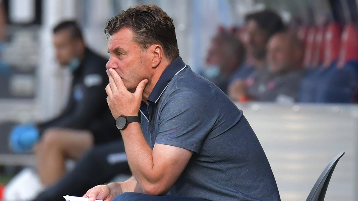Dieter Hecking sieht eine schwere Zeit auf den HSV zukommen Dieter Hecking sieht eine schwere Zeit auf den HSV zukommen